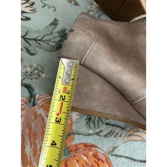 TOMS Tan Taupe Suede Desert Wedges Bootie Heels, Size 7 - Picture 5 of 10